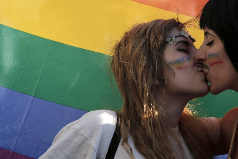 Atina'da yapılan bir LGBT yürüyüşü