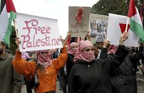 تونسيون يلوحون بالأعلام ويرددون شعارات تضامنا مع الفلسطينيين