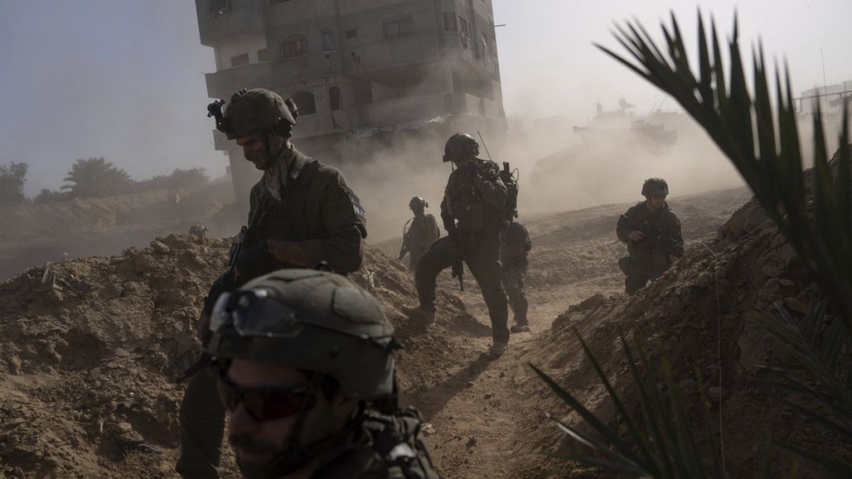 Soldados israelíes toman posiciones durante una operación terrestre en Jan Yunis, Franja de Gaza, el miércoles 10 de enero. 2024