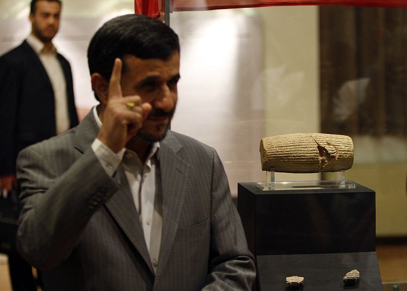 نمایش منشور کوروش در ایران در دوره محمود احمدی نژاد