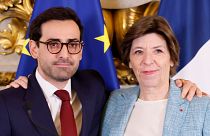 استفان سژورنه، وزیر امور خارجه جدی فرانسه سمت چپ، و کاترین کولونا، وزیر امور خارجه مستعفی سمت راست