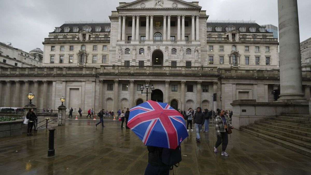 UK economy sees rise in November, boosted by services sector thumbnail
