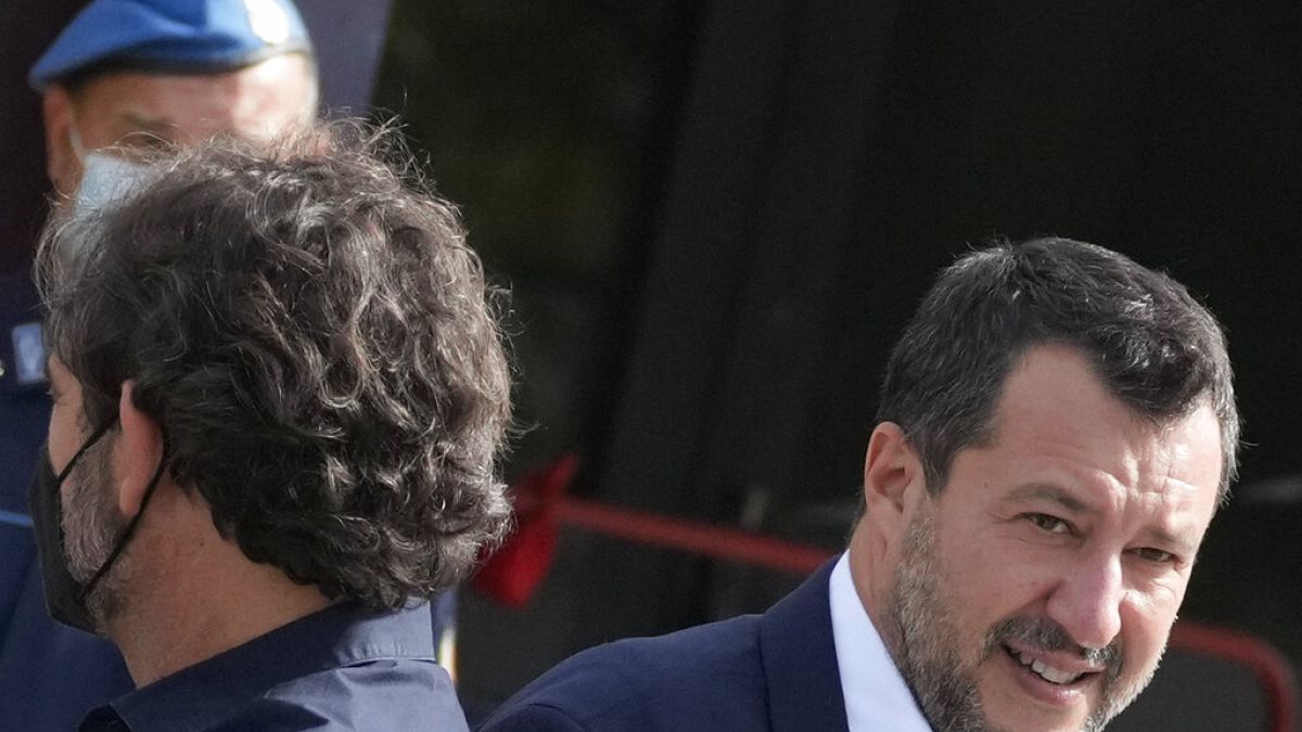 Matteo Salvini olasz miniszterelnök-helyettes (jobbra)