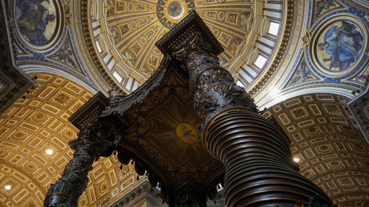 Der Bronze-Baldachin von Bernini im Petersdom in Rom im Vatikan