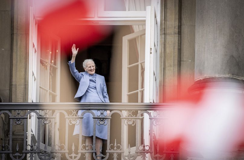 Königin Margrethe II. winkt vom Balkon während der Feierlichkeiten zu ihrem 83. Geburtstag im Schloss Amalienborg in Kopenhagen im Jahr 2023