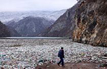Un grutier évacue les déchets de la rivière Drina, près de Visegrad, en Bosnie, le 10 janvier 2024.