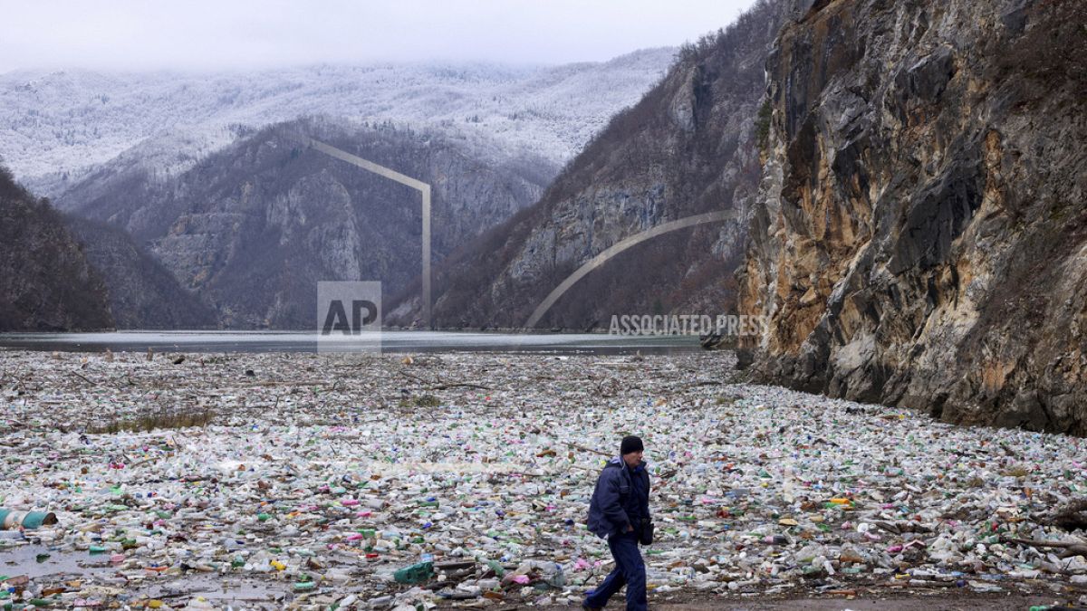 Milhares de toneladas de lixo voltam a acumular-se no rio da Bósnia