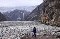 Il fiume Drina in Bosnia colmo di rifiuti