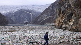 Il fiume Drina in Bosnia colmo di rifiuti