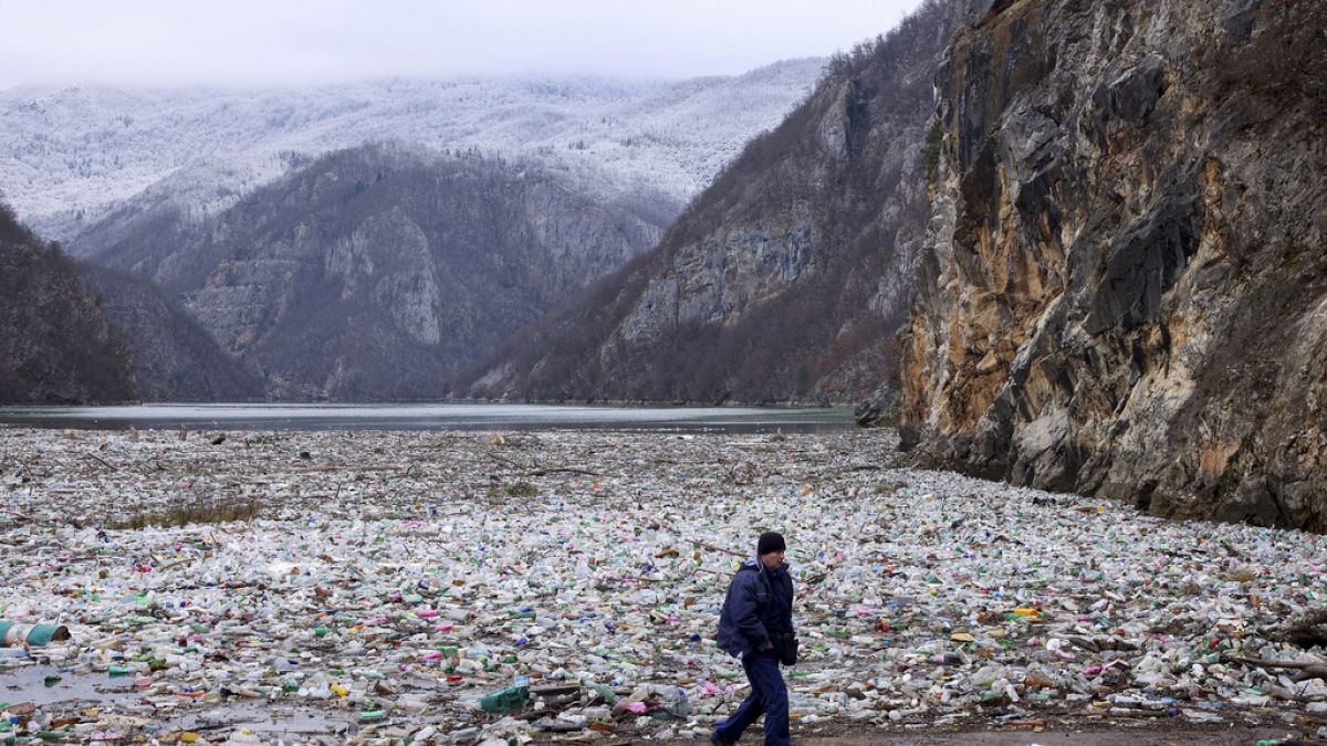 Feltorlódik a szemét egy kelet-boszniai folyón a téli áradás idején
