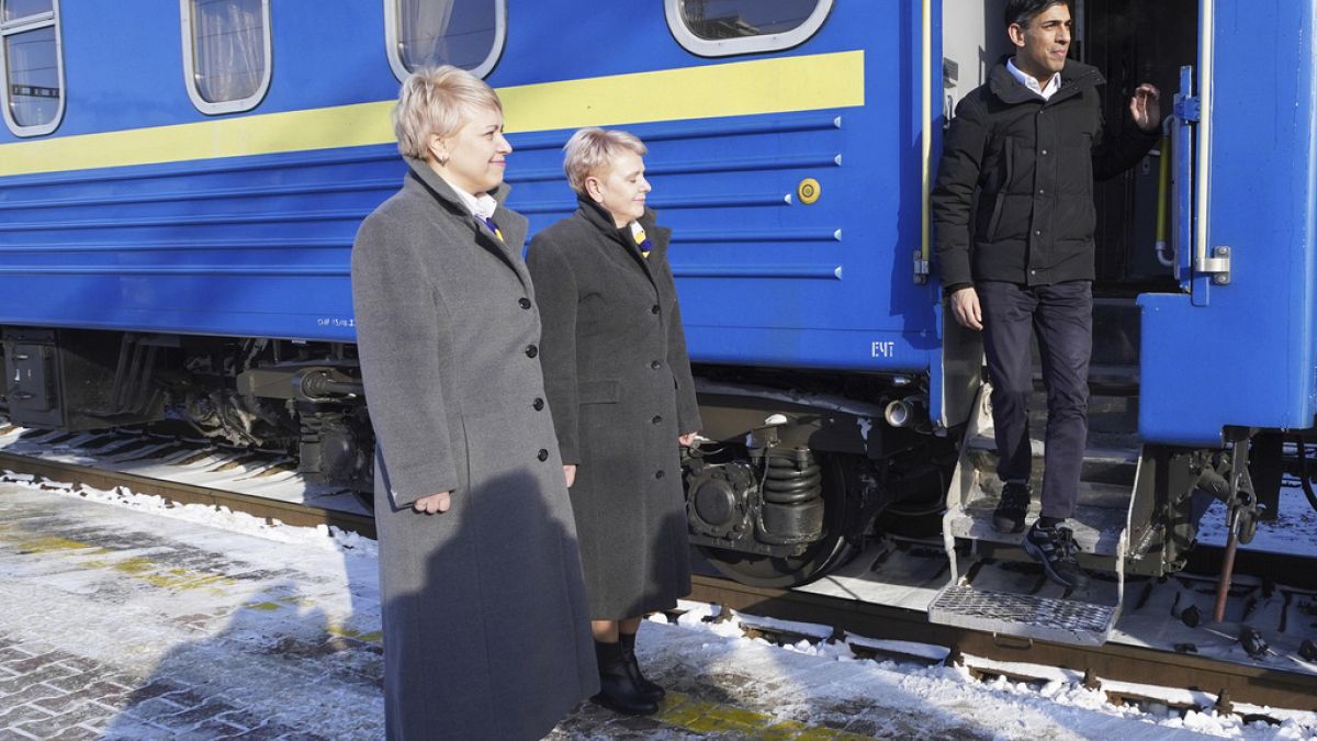 Rishi Sunak brit miniszterelnök (a lépcsőn) vonattal utazott Kijevbe