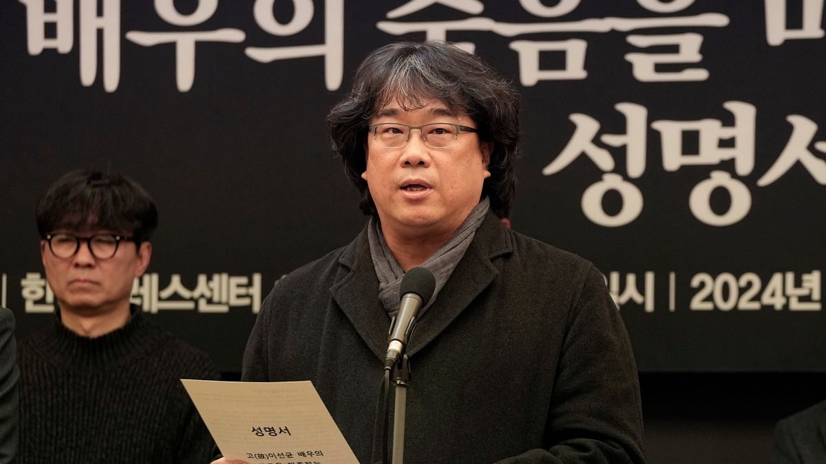 Режисьорът на „Паразит“ призовава за разследване на смъртта на актьора Лий Сун-кюн
