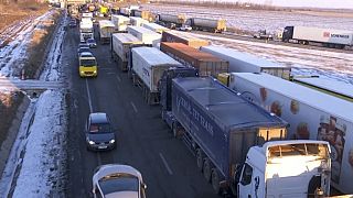 Imagen de dos carreteras en Rumanía, colapsadas por la huelga que llevan a cabo los camioneros y los agricultores para protestar por sus condiciones de vida.