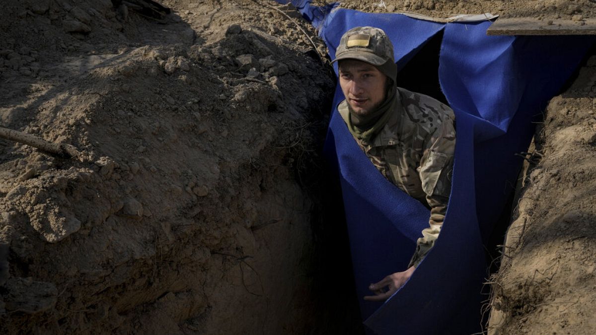 Les soldats ukrainiens font face à la peur et aux températures glaciales dans leurs bunkers