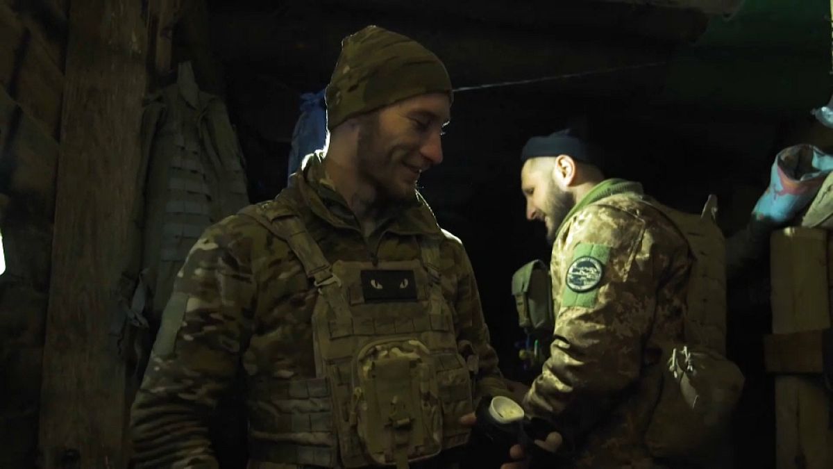 Búnkeres y teléfonos satelitales: el invierno de los soldados ucranianos en el frente