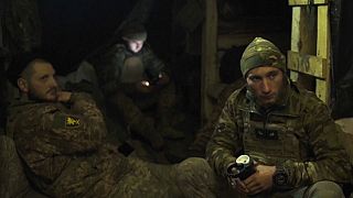 В перерывах между боями украинские артиллеристы укрываются под мёрзлой землёй от российских дронов.