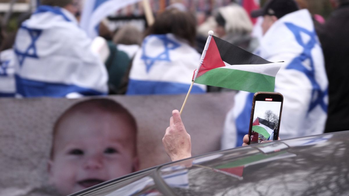 Διαδηλωτές με ισραηλινές και παλαιστινιακές σημαίες έξω από το Διεθνές ΔΙκαστήριο της Χάγης