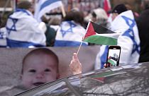 Φιλοπαλαιστινιακή και φιλοισραηλινή διαδήλωση έξω από το Διεθνές Δικαστήριο της Χάγης