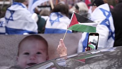 Φιλοπαλαιστινιακή και φιλοισραηλινή διαδήλωση έξω από το Διεθνές Δικαστήριο της Χάγης
