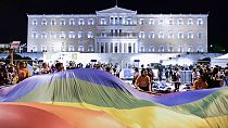 La gente participa en la manifestación anual del Orgullo Gay, en Atenas, Grecia, el 11 de septiembre de 2021.