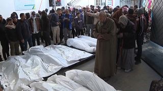 صلاة الجنازة على ضحايا قصف استهدف عائلة في رفح