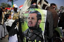Husi taraftarları Abdülmelik El Husi'nin posterini taşıyor