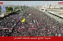 مظاهرة احتجاجية في اليمن تنديدا بالضربات الأمريكية والبريطانية على صنعاء وتضامنا مع غزة