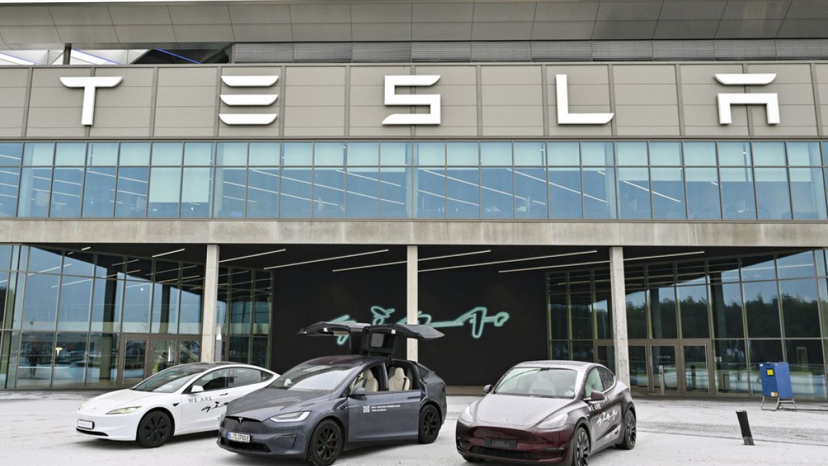 Imagen de tres vehículos de Tesla en la planta que la compañía tiene en Grünheide, Alemania.