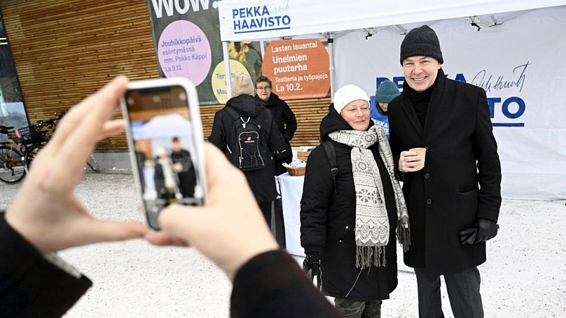 Pekka Haavisto, membre du Parti des Verts et candidat à la présidence, se fait photographier avec Minna Joentakanen pendant la campagne à Helsinki, Finlande, le 16/12/2023