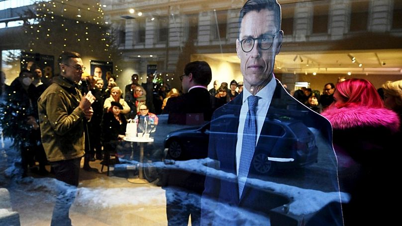 Le candidat à la présidence du Parti de la coalition nationale (PCN), Alexander Stubb, est représenté dans la vitrine d'un café alors qu'il fait campagne à Helsinki