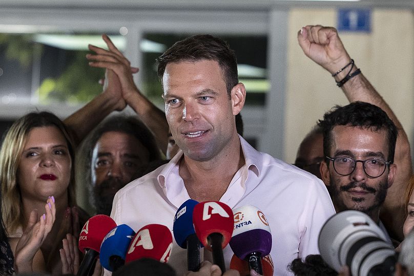 ستيفانوس كاسيلاكيس، زعيم حزب المعارضة الرئيسي سيريزا، يتحدث إلى أنصاره خارج مقر الحزب في أثينا، 25 سبتمبر-أيلول 2023