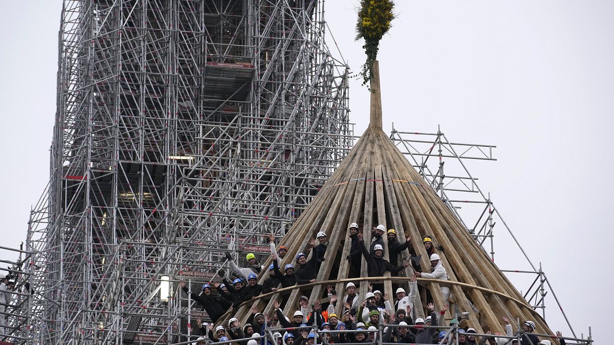 Плотники празднуют окончание реконструкции каркаса собора Парижской богоматери традиционным букетом, 12 января 2024 г.