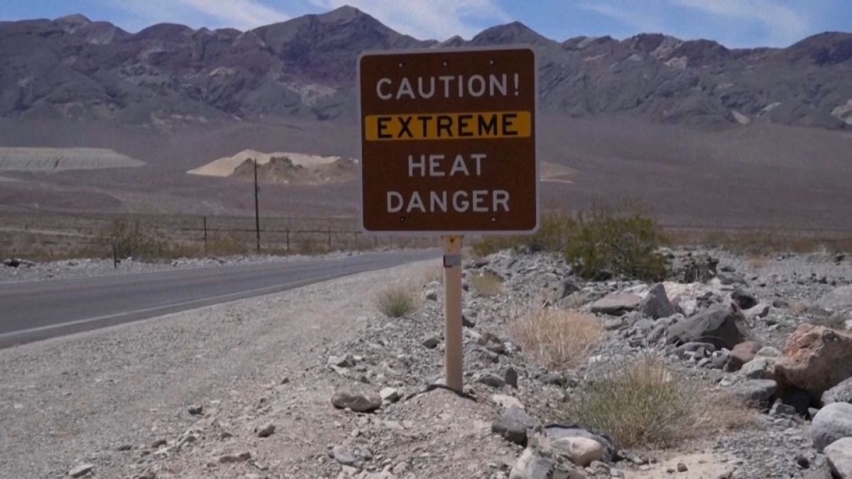 Un cartel alerta de las extremas temperaturas.