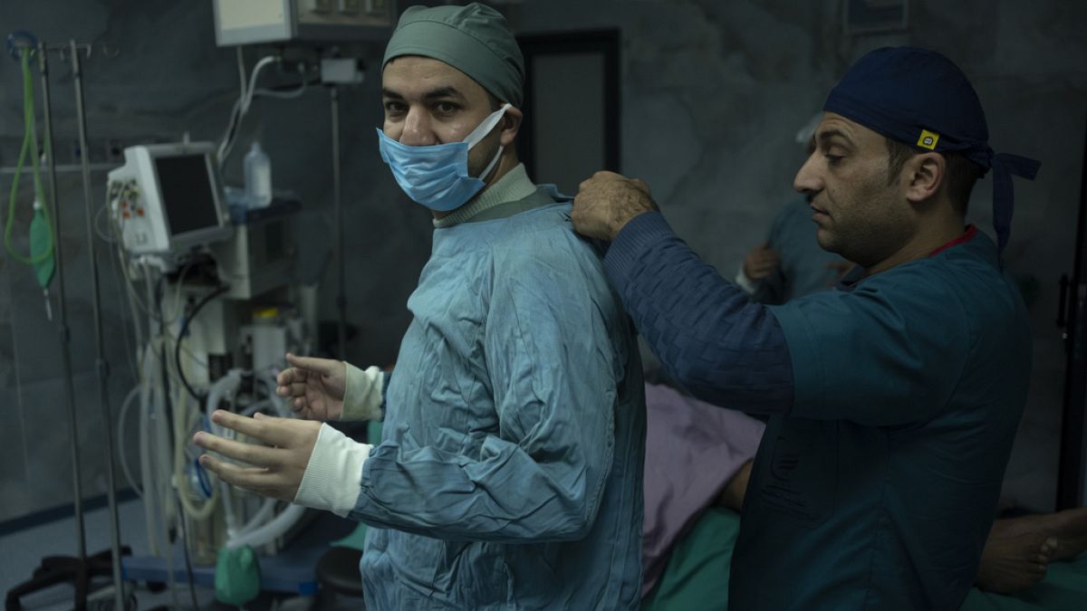 الدكتور صهيب الهمص، مدير المستشفى الكويتي في مدينة رفح جنوب غزة، يستعد لإجراء عملية جراحية  11 يناير 2024.