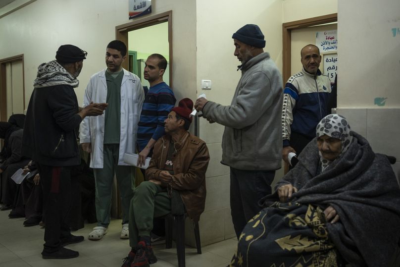 الدكتور صهيب الهمص، يتحدث مع المرضى خارج قسم الأشعة في المستشفى، 11 يناير 2024