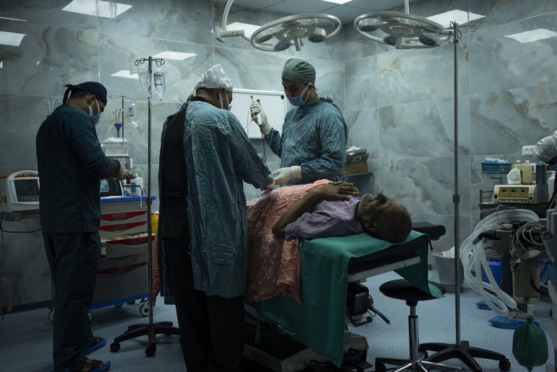 الدكتور صهيب الحمص مدير المستشفى الكويتي في مدينة رفح، يجري عملية جراحية لأحد الجرحى- 11 يناير 2024
