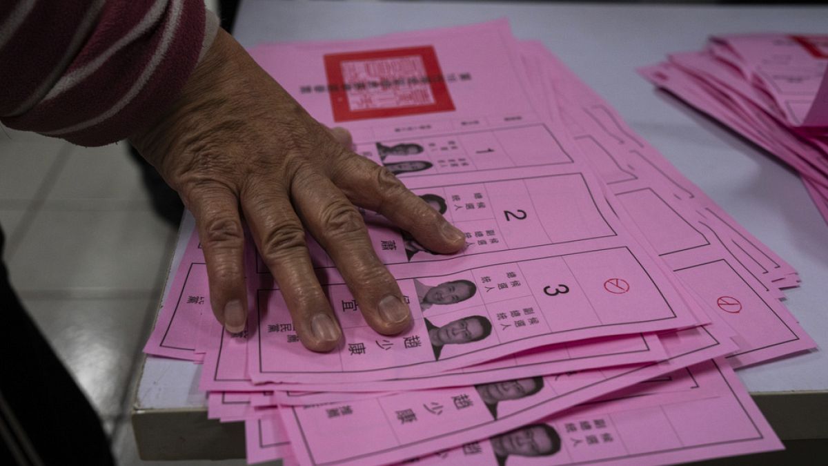 Auszählung von Stimmzetteln in einem Wahllokal in der taiwanesischen Hauptstadt Taipei. 13. Januar 2024