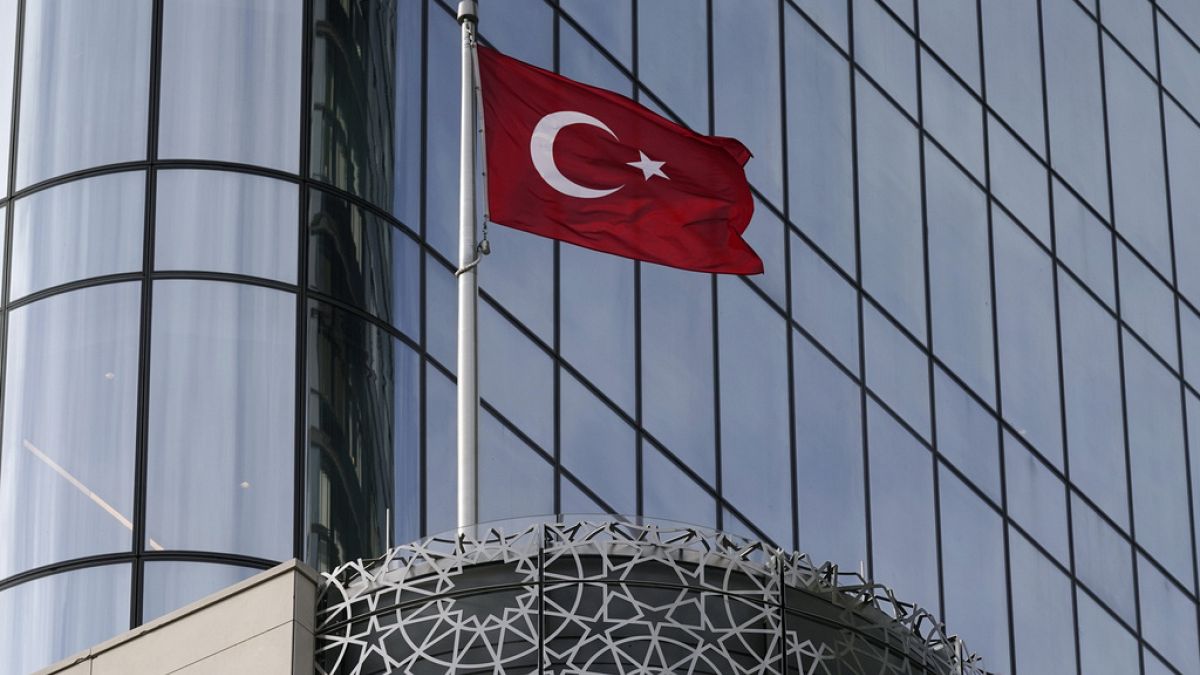 La bandera de Turquía ondea en noviembre de 2023