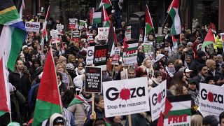 متظاهرون يرفعون أعلاما ولافتات خلال مظاهرة لدعم الشعب الفلسطيني في غزة بلندن