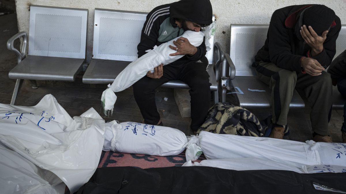 Παλαιστίνιοι θρηνούν συγγενείς τους που σκοτώθηκαν κατά τον ισραηλινό βομβαρδισμό της Λωρίδας της Γάζας στη Ράφα το Σάββατο