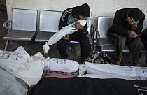 Palestinianos choram os familiares mortos nos bombardeamentos israelitas na Faixa de Gaza, em Rafah, no sábado
