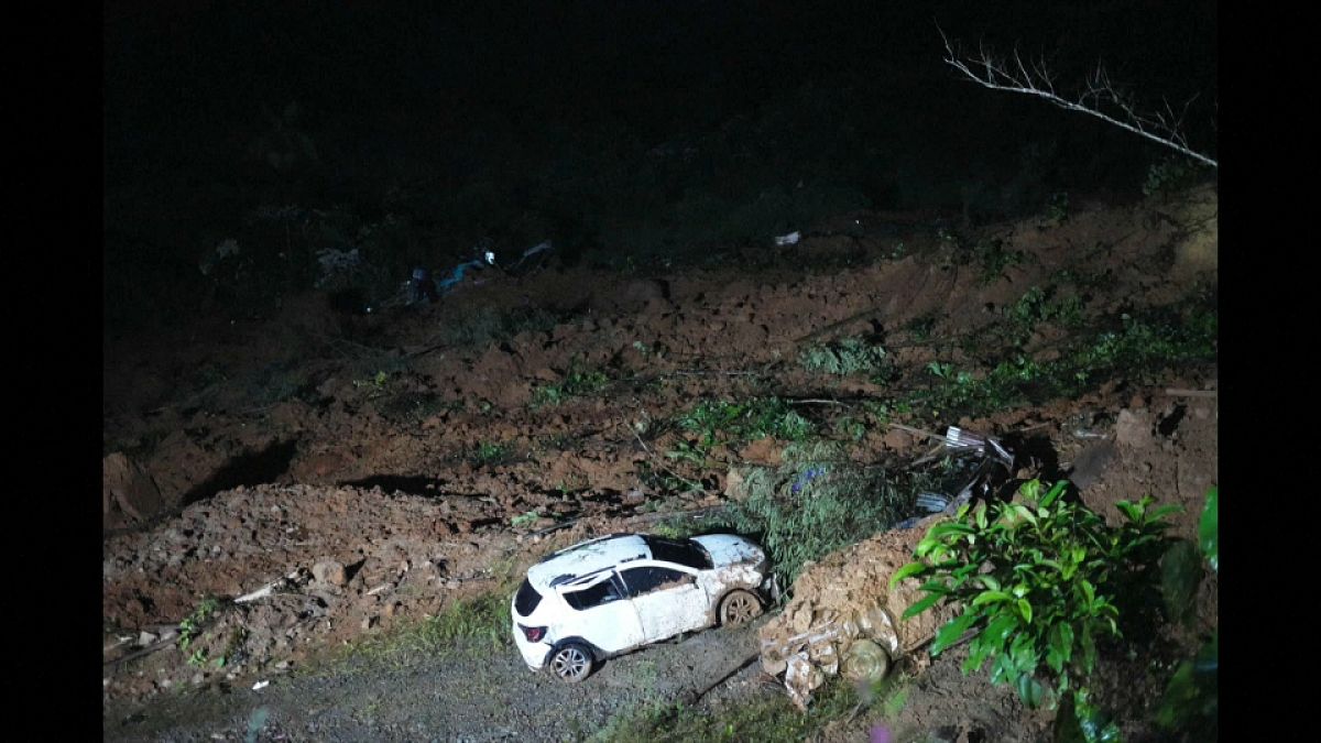 صورة مأخوذة من مقطع فيديو لسيارة في مكان الانهيار