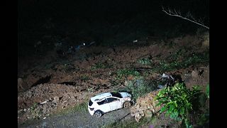 صورة مأخوذة من مقطع فيديو لسيارة في مكان الانهيار