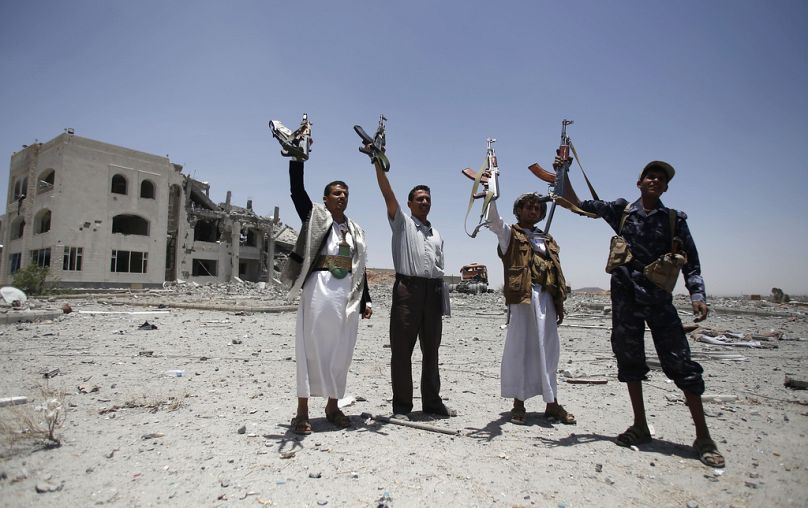 Des combattants chiites, connus sous le nom de Houthis, brandissent leurs armes à Sanaa, avril 2015