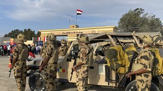 جنود مصريون على الجانب المصري من معبر رفح