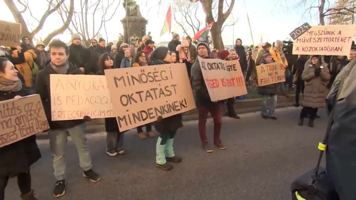 In Ungarn gingen hunderte von Menschen auf die Straße, um für höhere Gehälter für Lehrer zu demonstrieren. 