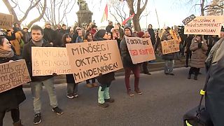 In Ungarn gingen hunderte von Menschen auf die Straße, um für höhere Gehälter für Lehrer zu demonstrieren. 
