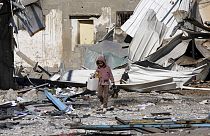 Ein palästinensisches Kind vor Fabriken, die bei der israelischen Bombardierung des Gazastreifens zerstört wurden. Deir al Balah, 13. Januar 2024