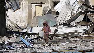 Palesztin kisgyerek egy lebombázott gázai városban 2024. január 13-án