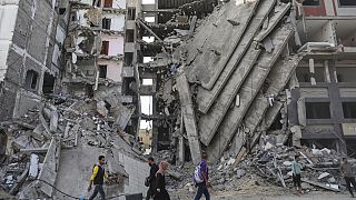 Des Palestiniens dans les décombres de Gaza city, le 24 novembre 2023.